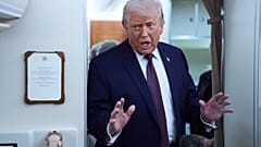 Il Presidente Donald Trump parla con i giornalisti a bordo dell'Air Force One dopo aver lasciato il World Economic Forum di Davos per Washington, giovedì 22 gennaio 2026. 
