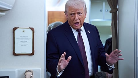 Una "flota enorme" avanza hacia Irán, las advertencias de Trump vuelven a elevar el riesgo de guerra