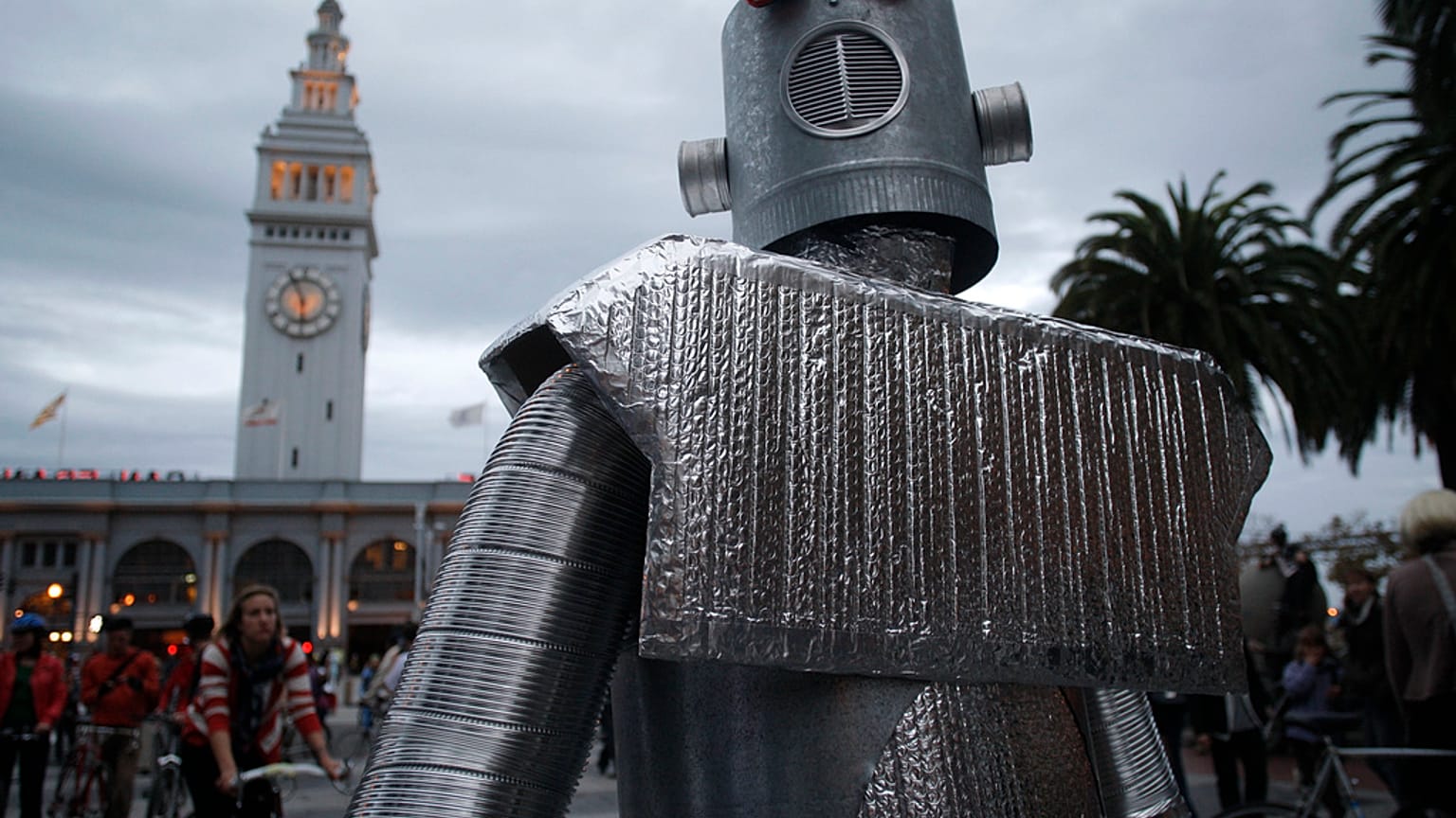 Φωτογραφία αρχείου: Ο Στίβεν Πίτσενμπάργκερ με στολή ρομπότ, καθώς ακτιβιστές της ποδηλασίας συγκεντρώνονται στην πλατεία Justin Herman, Σαν Φρανσίσκο, 31 Οκτωβρίου 2008