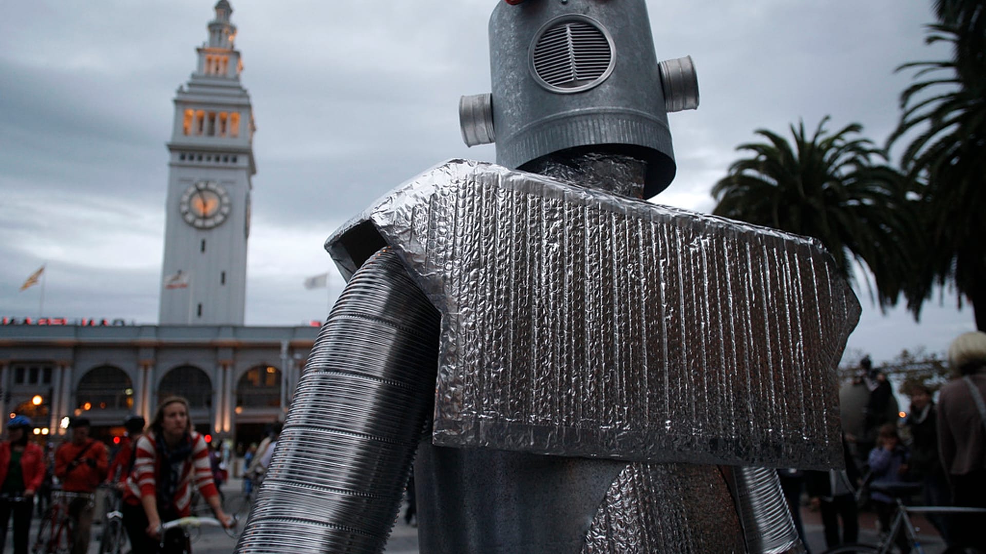 Archivbild: Steven Pitsenbarger im Roboterkostüm. Fahrradaktivisten sammeln sich am Justin Herman Plaza und ziehen durch San Francisco, Kalifornien. Freitag, 31. Oktober 2008.