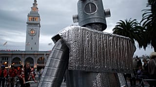 Photo d'archives : Steven Pitsenbarger, en costume de robot, alors que des militants cyclistes se rassemblent à Justin Herman Plaza, à San Francisco, vendredi 31 octobre 2008.