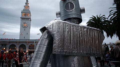 Φωτογραφία αρχείου: Ο Στίβεν Πίτσενμπάργκερ με στολή ρομπότ, καθώς ακτιβιστές της ποδηλασίας συγκεντρώνονται στην πλατεία Justin Herman, Σαν Φρανσίσκο, 31 Οκτωβρίου 2008