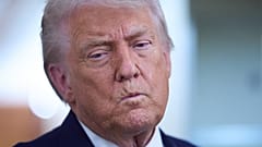Trump a bordo do Air Force One, ao deixar o Fórum Económico Mundial