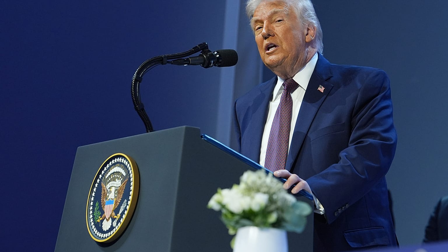 الرئيس دونالد ترامب يتحدث بعد توقيع ميثاق مجلس السلام خلال الاجتماع السنوي للمنتدى الاقتصادي العالمي في دافوس، سويسرا، يوم الخميس 22 يناير 2026