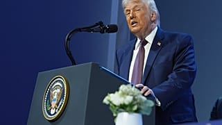 الرئيس دونالد ترامب يتحدث بعد توقيع ميثاق مجلس السلام خلال الاجتماع السنوي للمنتدى الاقتصادي العالمي في دافوس، سويسرا، يوم الخميس 22 يناير 2026