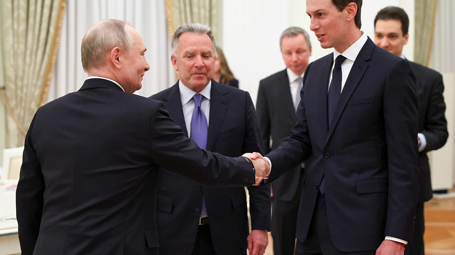 استقبل الرئيس الروسي فلاديمير بوتين، على اليسار، مبعوثي الرئيس الأمريكي دونالد ترامب، ستيف ويتكوف، في الوسط، وجاريد كوشنر، في قصر مجلس الشيوخ بالكرملين، في موسكو