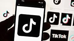 يظهر شعار تيك توك على هاتف محمول في 14 أكتوبر 2022 في بوسطن