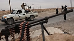 قوات الأمن الداخلي السورية تحرس حقل العمر النفطي في محافظة دير الزور، شرقي سوريا