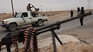 قوات الأمن الداخلي السورية تحرس حقل العمر النفطي في محافظة دير الزور، شرقي سوريا