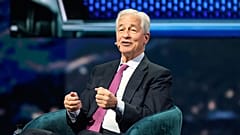 Archivbild: Jamie Dimon, CEO von JPMorgan Chase, spricht beim America Business Forum am sechsten November 2025 in Miami.