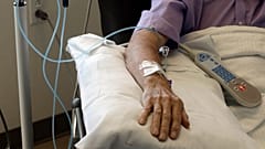 يتم إعطاء العلاج الكيميائي لمريض مصاب بالسرطان في مركز ديوك للسرطان في دورهام، نورث كارولاينا. (صورة أسوشيتد برس/ جيري برووم)