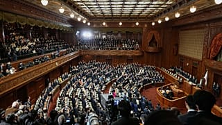 Abgeordnete stehen nach der Auflösung des Unterhauses in Tokio, 23. Januar 2026
