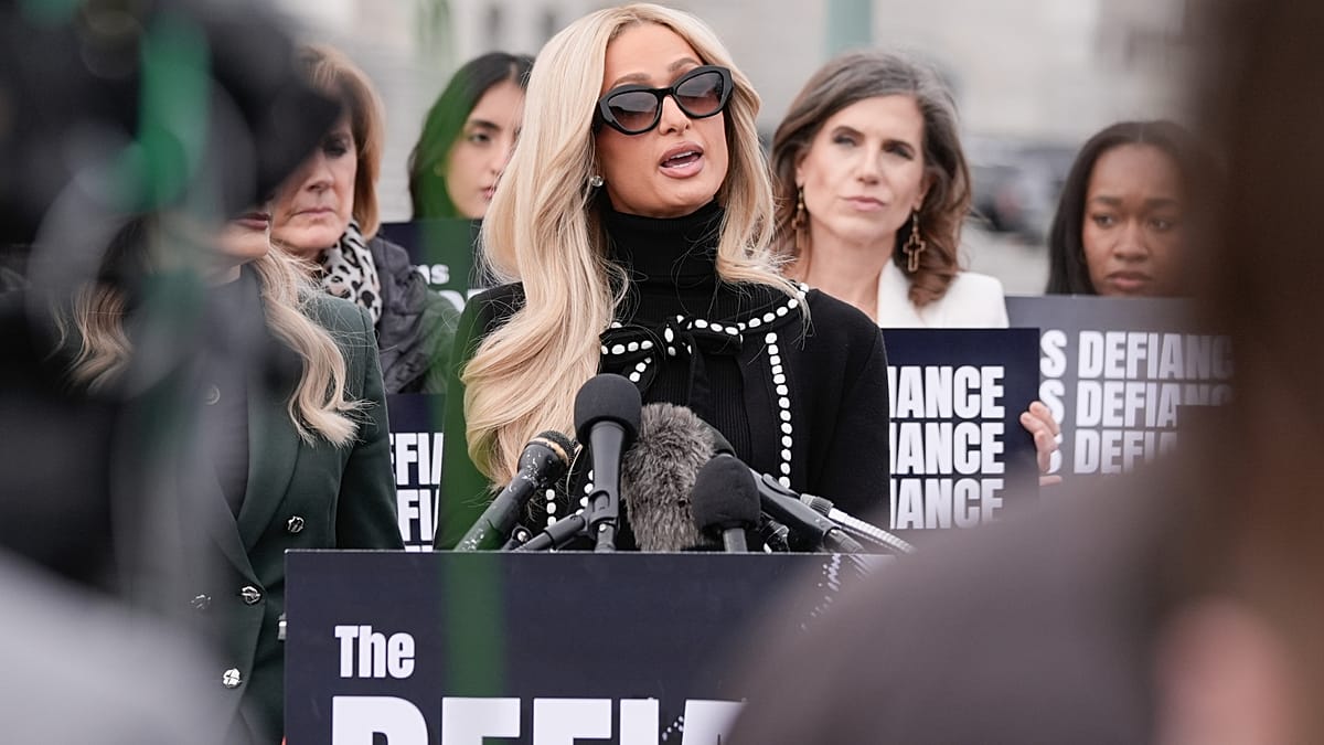 « Nouvelle forme de victimisation »: Paris Hilton combat les deepfakes d’IA
