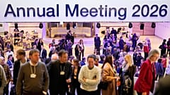As pessoas saem no último dia da reunião anual do Fórum Económico Mundial, na Suíça.