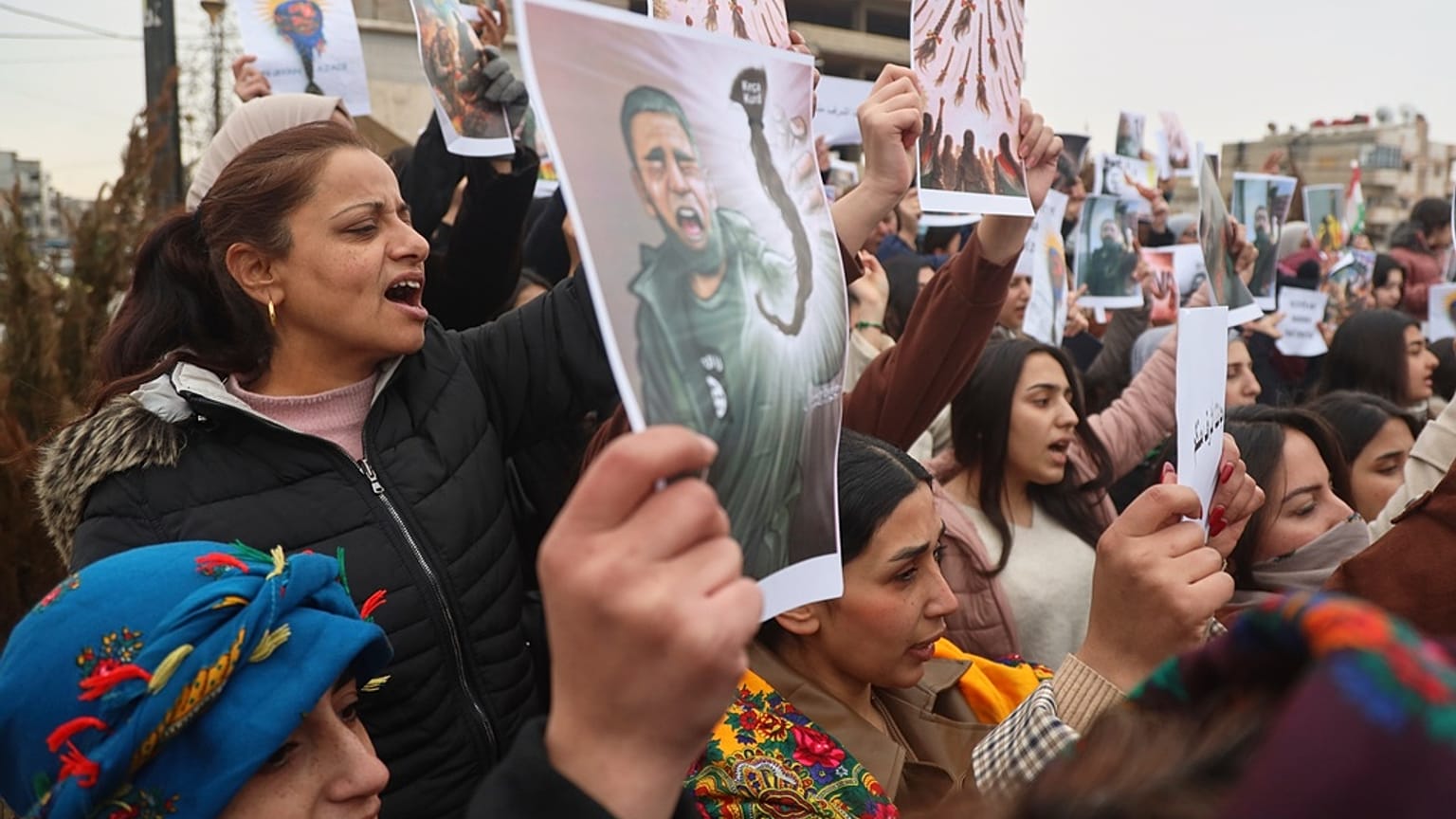 تظاهرت نساء في مدينة القامشلي، شمال شرق سوريا، يوم الخميس 22 يناير/كانون الثاني 2026، للتنديد بتداول مقطع فيديو يُزعم أنه يُظهر مقاتلاً تابعاً للحكومة السورية وهو يمسك بضفيرة 