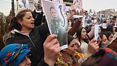 Frauen demonstrierten am Donnerstag, den 22. Januar 2026, in der Stadt Qamischli im Nordosten Syriens, um die Verbreitung eines Videos zu verurteilen, das angeblich einen syrischen Regierungskämpfer zeigt, der einen Zopf packt 