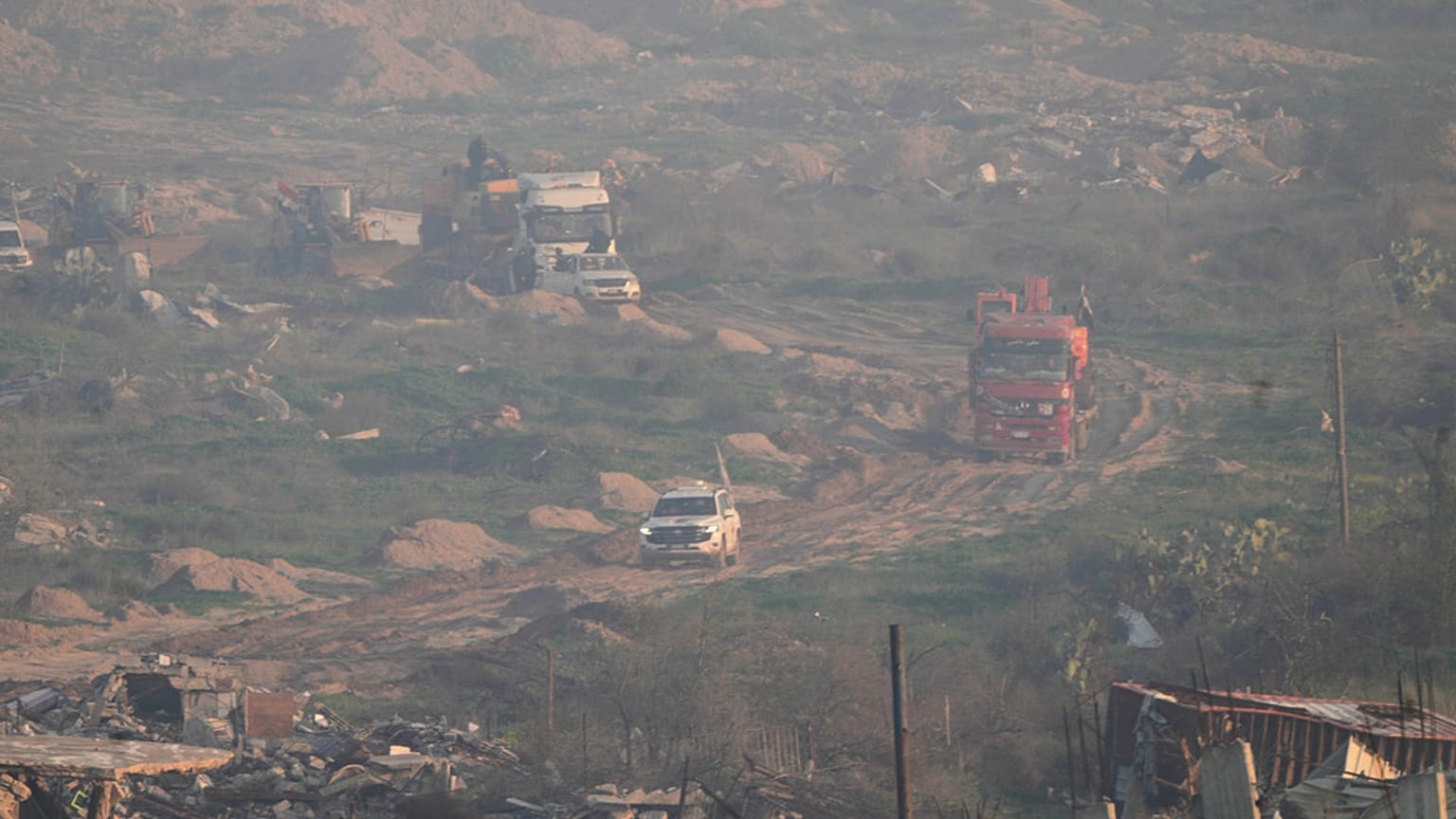مسلحو حماس، برفقة أعضاء من اللجنة الدولية للصليب الأحمر