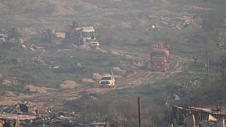 مسلحو حماس، برفقة أعضاء من اللجنة الدولية للصليب الأحمر