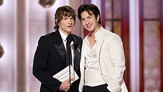 Connor Storrie et Hudson Williams, à droite, lors des 83es Golden Globes, en 2026.