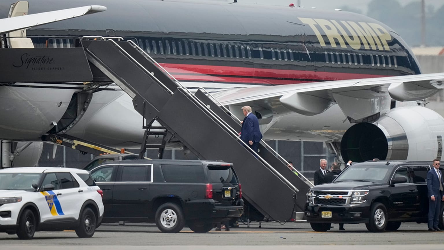 صورة تعبيرية للرئيس الأمريكي دونالد ترامب يصعد إلى طائرته