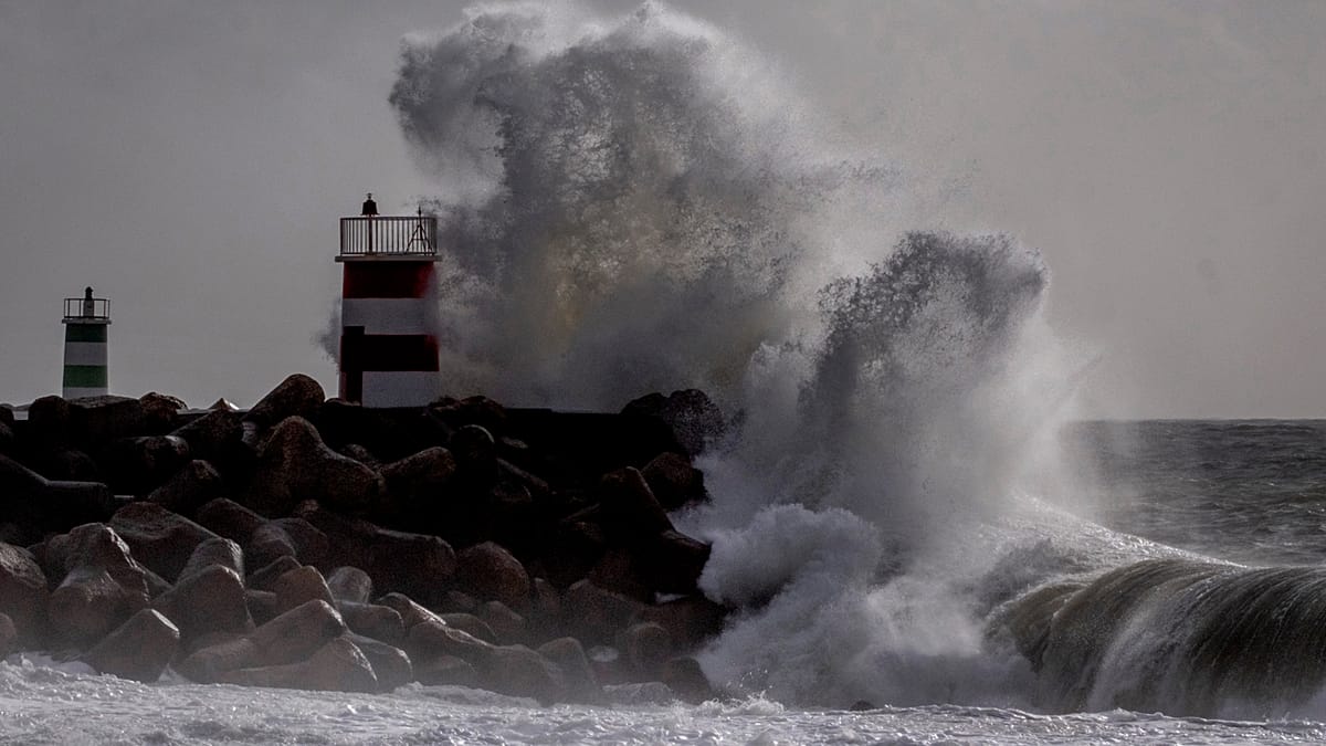 Tempête Ingrid : fortes pluies et rafales de vents de plus de 100 km/h au Portugal et en Bretagne