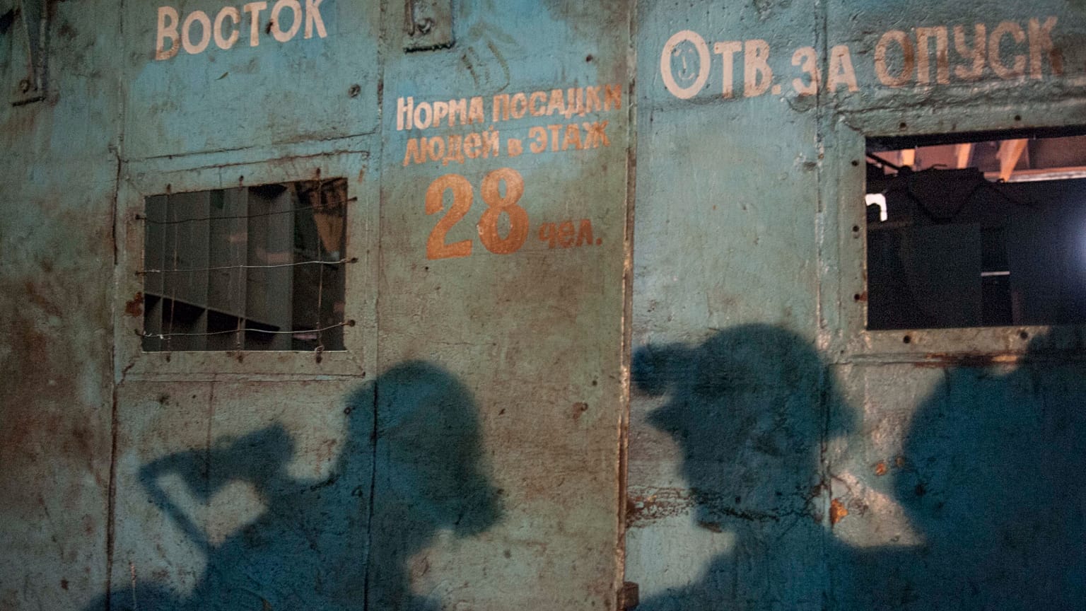 Ukrán bányászok árnyéka a kelet-ukrajnai Horlivkában, 2014. május 14-én - képünk illusztráció