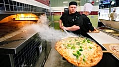 ARQUIVO. Vapor de uma pizza a sair do forno na Apizza durante uma antevisão de uma nova área de restauração no estádio dos Mariners em Seattle, a 6 de abril de 2011.