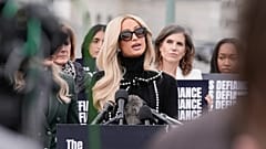 Paris Hilton se dirige a los medios de comunicación junto a varias víctimas