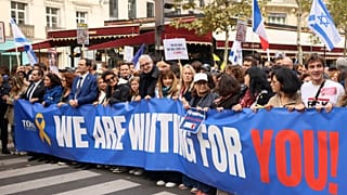 تظاهر مواطنون في باريس يوم الأحد 5 أكتوبر/تشرين الأول 2025، تضامناً مع الرهائن الإسرائيليين المحتجزين في قطاع غزة، مطالبين بالإفراج عنهم من قبضة حماس. (صورة من وكالة أسوشييتد 