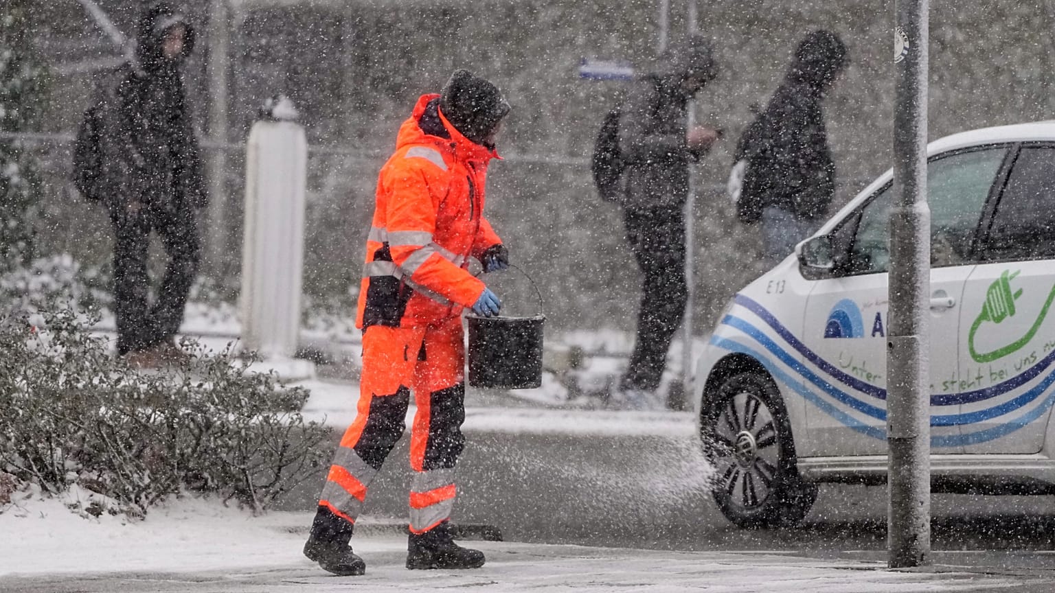 Glatteis und Schnee könnten in Deutschland am Wochenende erneut für Verkehrschaos sorgen.