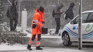 Glatteis und Schnee könnten in Deutschland am Wochenende erneut für Verkehrschaos sorgen.