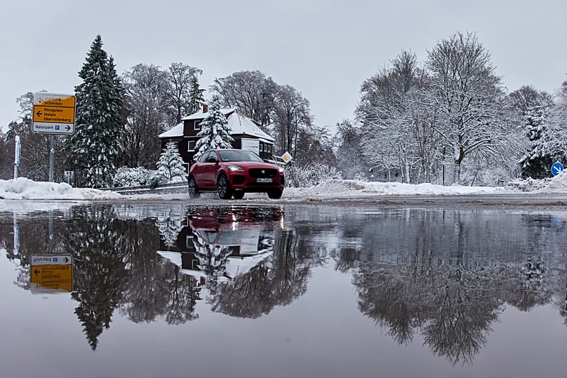 Blitzeis und Schneeglätte bringen den Verkehr ins Stocken – besonders auf Brücken und Nebenstraßen wird jede Fahrt zur Rutschpartie.