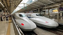 Zwei weiße Shinkansen stehen im Bahnhof von Tokio, Japan.