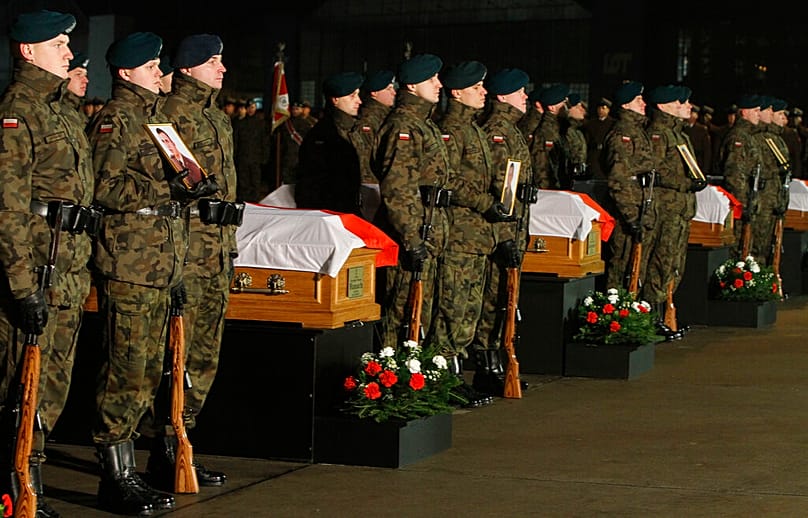 Trumny z ciałami pięciu polskich żołnierzy poległych w Afganistanie zostały sprowadzone do Warszawy,  piątek 23 grudnia 2011 r.