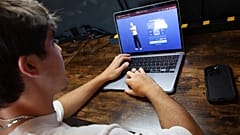 صورة تعبيرية لشاب يقوم بإنشاء رفيق ذكاء اصطناعي على منصة Character.AI،