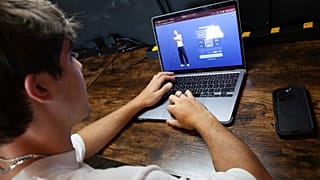 صورة تعبيرية لشاب يقوم بإنشاء رفيق ذكاء اصطناعي على منصة Character.AI،