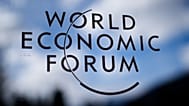 El logotipo del Foro Económico Mundial se ve en una ventana del Centro de Congresos de Davos, donde se celebrará la reunión anual.