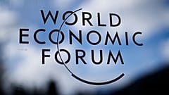 Im Kongresszentrum in Davos prangt das Logo des Weltwirtschaftsforums auf einer Fensterscheibe. Dort findet die Jahrestagung statt.