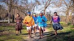 Mexicanos corriendo.