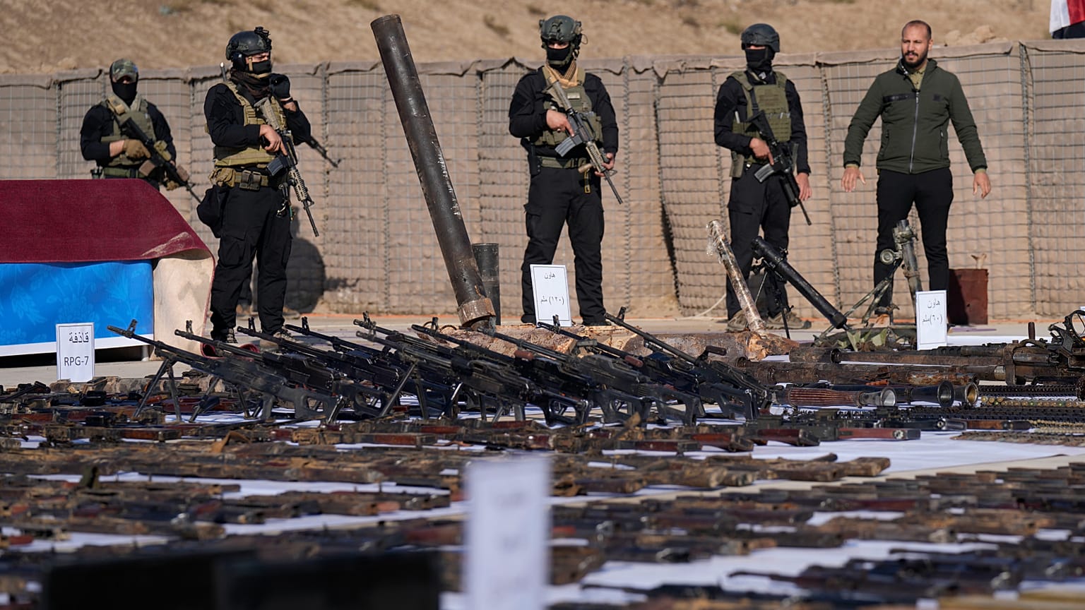 قوات الحشد الشعبي تعرض أسلحة استولت عليها من تنظيم داعش في محافظة صلاح الدين، شمال بغداد، العراق، الخميس 12 يناير 2023. (صورة من وكالة أسوشيتد برس/هادي مزبان)