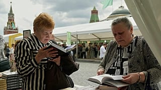 سيدتان تقرآن الكتب