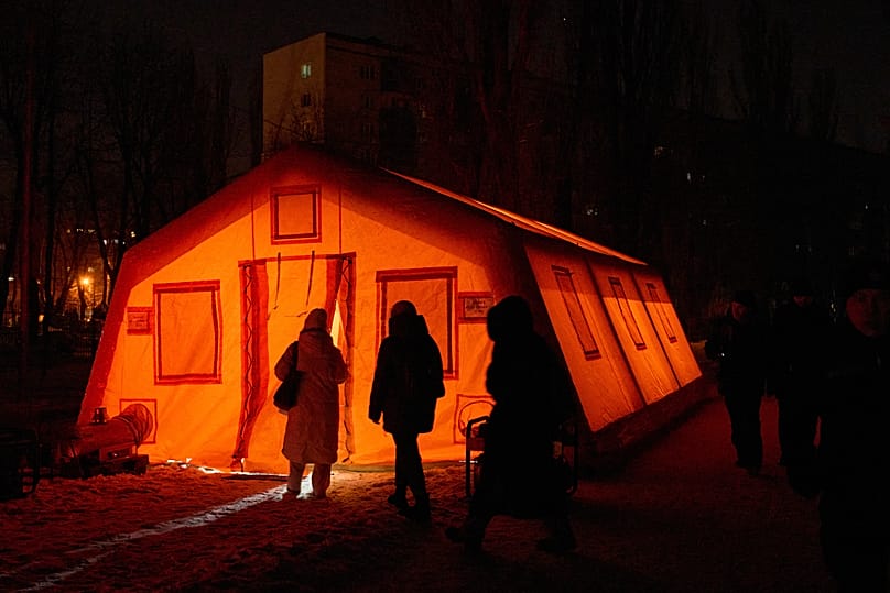 Один из так называемых "пунктов несокрушимости" в Киеве. Здесь люди могут погреться и зарядить телефон.