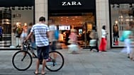ARCHIVO - Un grupo de personas pasan frente a una tienda de Zara en Barcelona, ​​España, en agosto de 2014.
