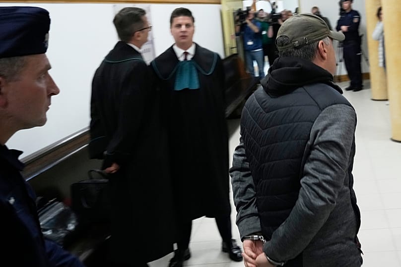 Ukrainiec zidentyfikowany jedynie jako Wołodymyr Ż., po prawej, podejrzewany przez niemieckich prokuratorów o udział w ataku na gazociągi Nord Stream w 2022 roku, o