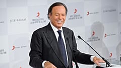 ARCHIVIO: Julio Iglesias posa per i fotografi in un locale del centro di Londra, il 12 maggio 2014.