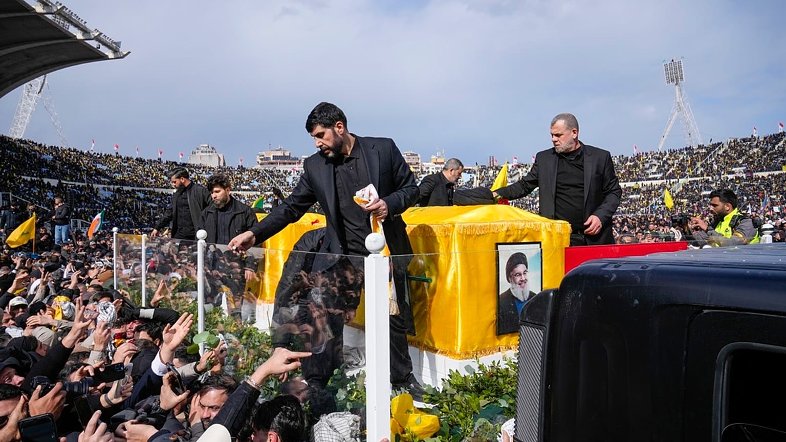 تم نقل نعشي حسن نصر الله وخليفته هاشم صفي الدين على مقطورة في بداية موكب جنائزي في  المدينة الرياضية في بيروت، لبنان، يوم الأحد 23 فبراير 2025. 