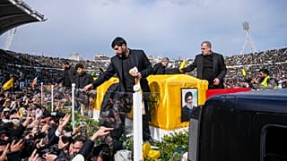 تم نقل نعشي حسن نصر الله وخليفته هاشم صفي الدين على مقطورة في بداية موكب جنائزي في  المدينة الرياضية في بيروت، لبنان، يوم الأحد 23 فبراير 2025. 