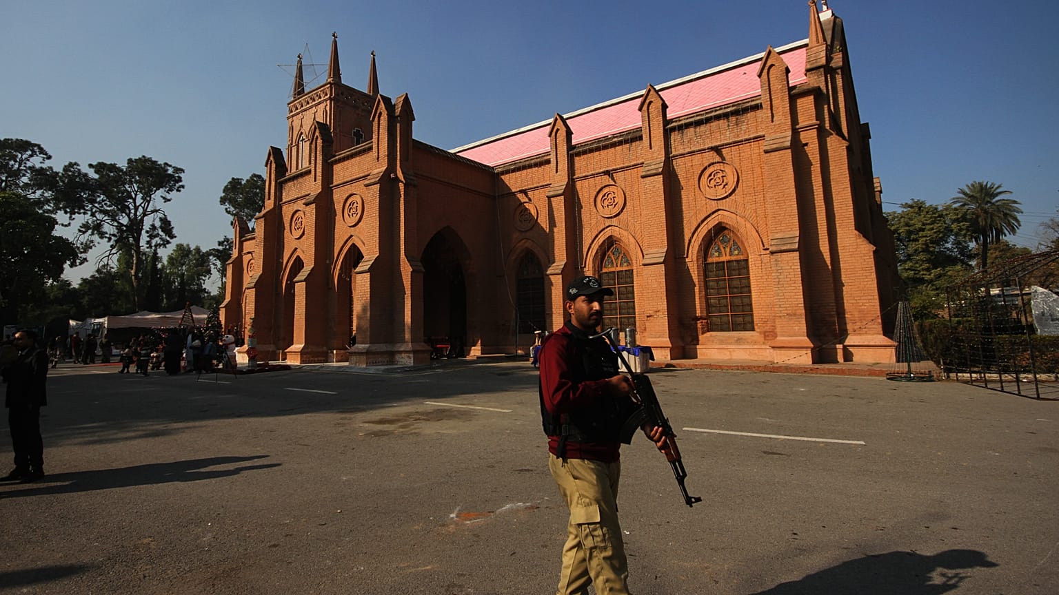 يقف شرطي حارساً خارج كاتدرائية القديس يوحنا، حيث يحضر المسيحيون قداس عيد الميلاد، في بيشاور، باكستان، يوم الخميس 25 ديسمبر 2025. (صورة من وكالة أسوشيتد برس/محمد سجاد)