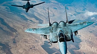 Un caccia dell'aeronautica di Israele e uno degli Stati Uniti volano in formazione, in un'immagine del 2021