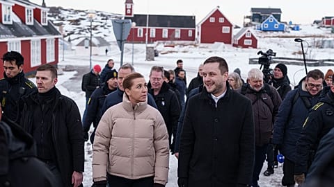 La primera ministra danesa Mette Frederiksen, en el centro, a la izquierda, y el primer ministro groenlandés Jens-Frederik Nielsen caminan en Nuuk el viernes 23 de enero.
